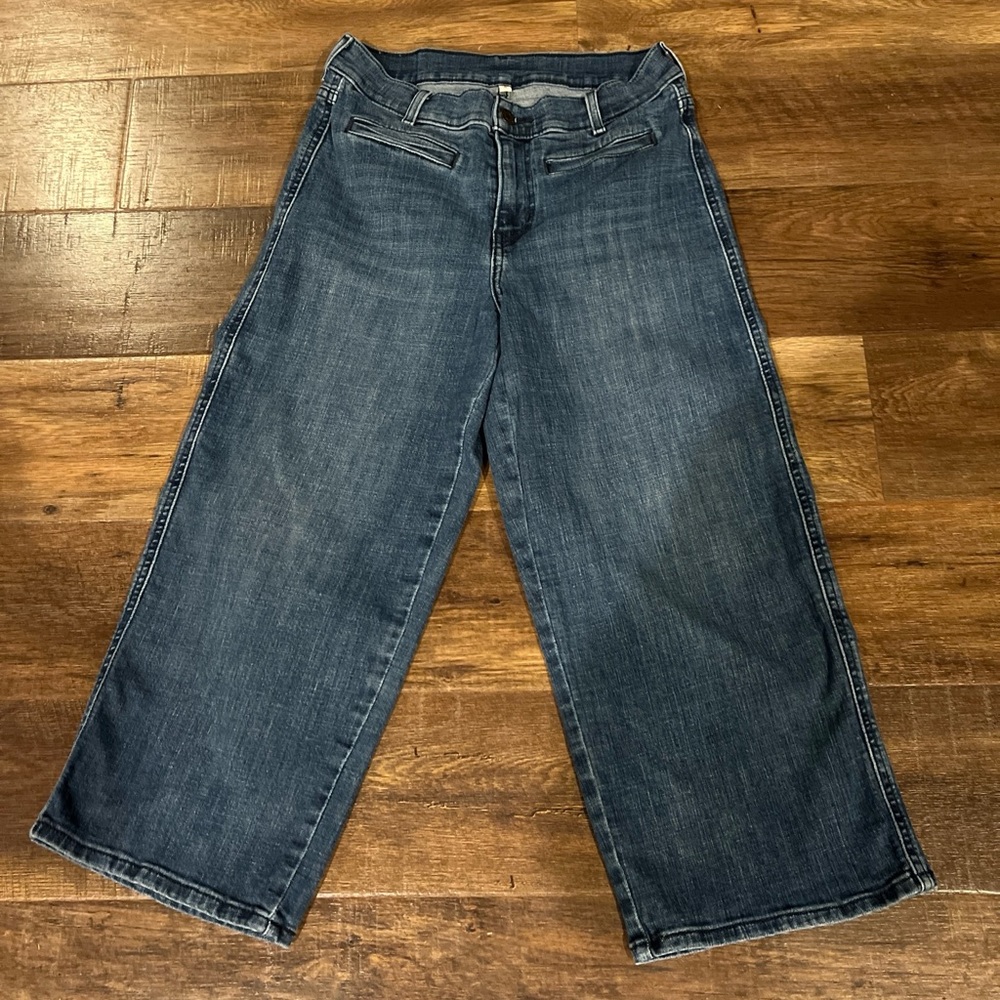 LEVI'S Classic Capri Mid Rise Medium Wash Blue Denim Jeans Women's Size 4